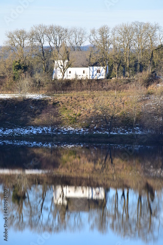 reflektierte Kirche am Weinfelder Maar im Winter