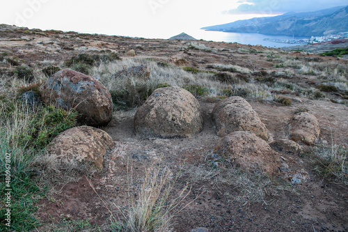 Grandes piedras en un camino de tierra 