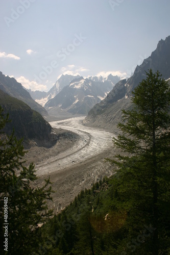 La Mer De Glace (Mar de hielo) en verano Norte del macizo de Mont Blanc en los Alpes franceses, con 7Km de largo y 200m Foto vertical photo