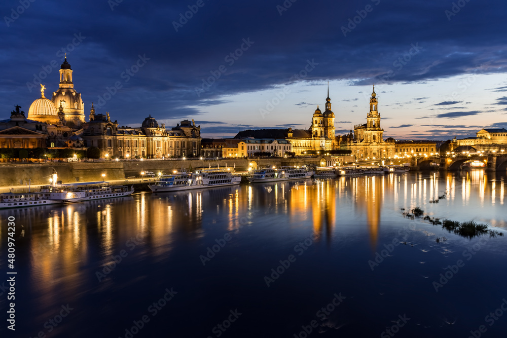 Obraz premium Dresden at sunset with speigelung in the water