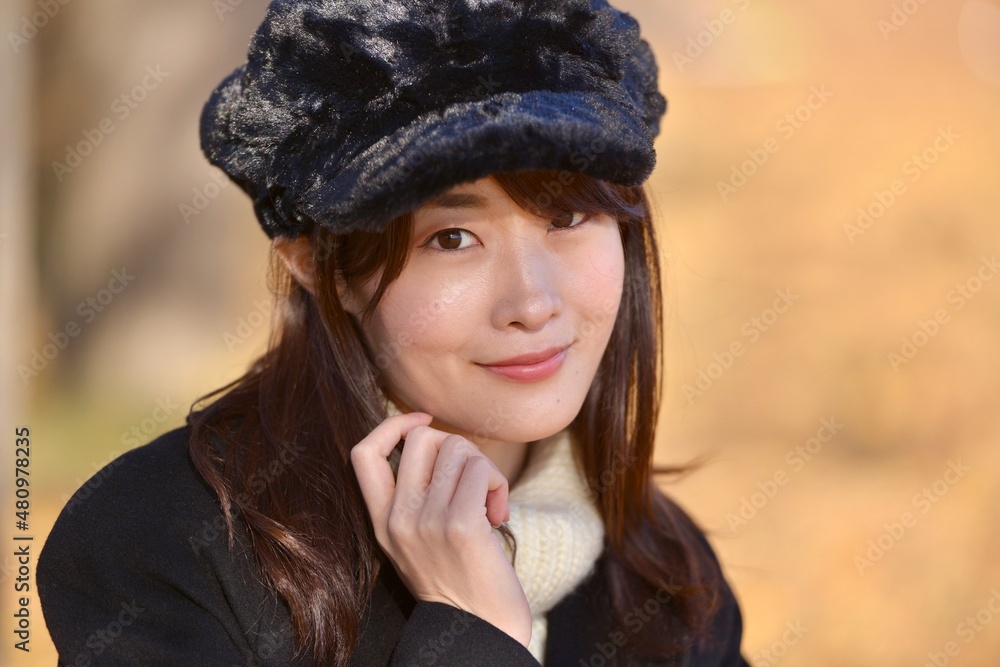 帽子を被った若く美しい微笑む女性のクローズアップ 帽子を被った若く美しい微笑む女性のクローズアップ
