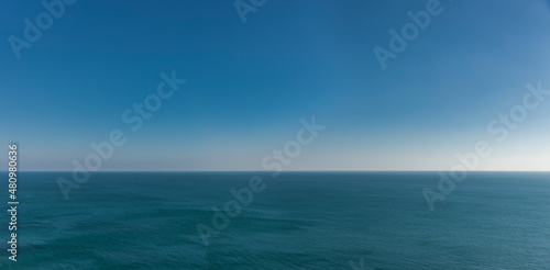 Horizont über Wasser mit blauem Meer und blauem Himmel