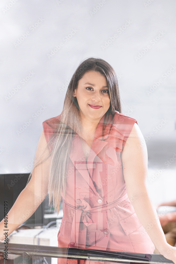 retrato vertical de una mujer latina viendo a cámara 
