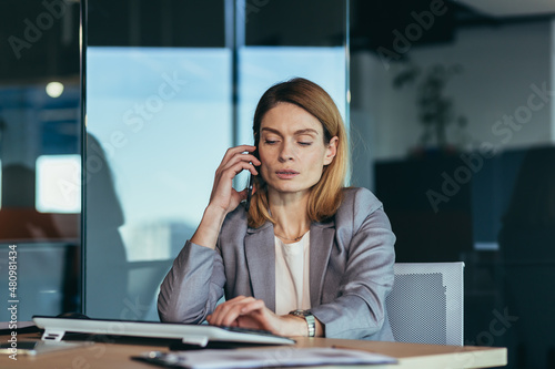 Canvas-taulu Serious and anxious business woman talking on the phone, working in a modern off