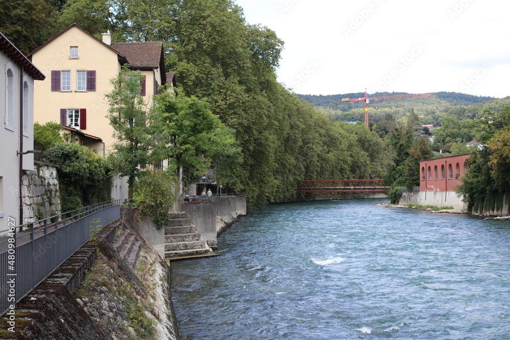 Fototapeta premium Maisons et promenade au bord de la Limmat à Baden