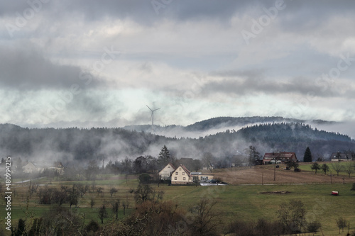 Ländliche Landschaft mit Nebelschwaden