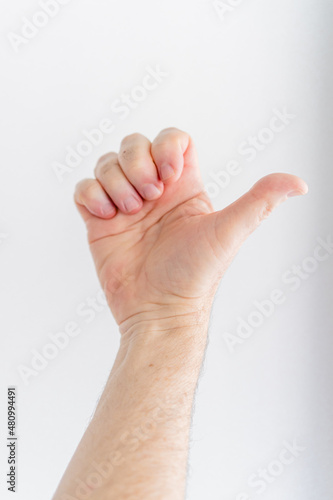 Foto hand of a man with white background doing Passive Finger Flexion