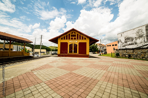  Estação Ferroviária para transporte de cargas e pessoas em 1876. Estação de trem antiga na cidade de Guararema, São Paulo, Brasil. photo