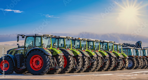 Ausstellung / neue Traktoren aufgestellt nebeneinander in einer Reihe photo