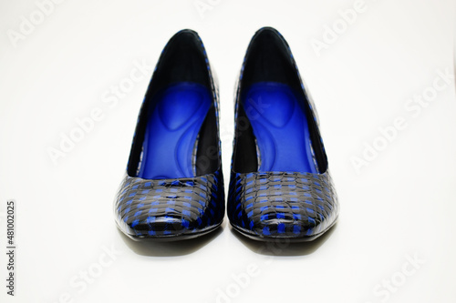 Zapatos de tacón alto azul y negro. Zapatos para mujer sobre un fondo blanco.