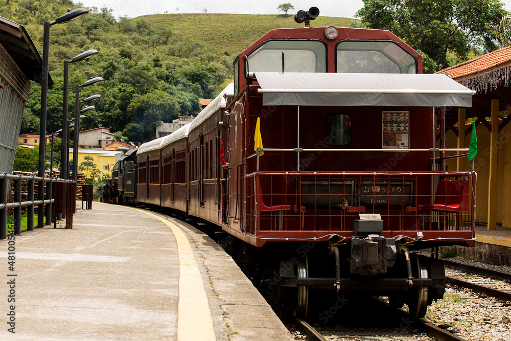 Trem ou comboio, transporte ferroviário consiste num ou vários veículos vagões ou carruagens Trem ou comboio, transporte ferroviário consiste num ou vários veículos vagões ou carruagens
