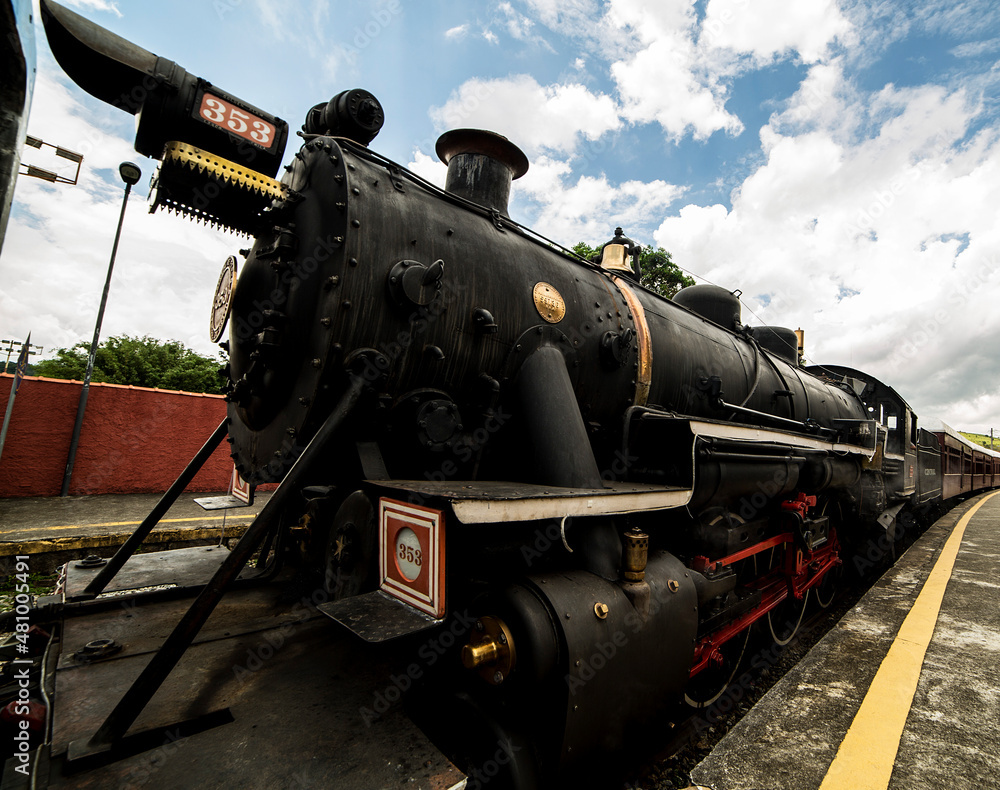Trem ou comboio, transporte ferroviário consiste num ou vários veículos vagões ou carruagens Trem ou comboio, transporte ferroviário consiste num ou vários veículos vagões ou carruagens