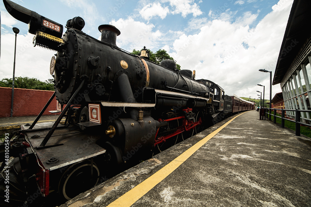 Trem ou comboio, transporte ferroviário consiste num ou vários veículos vagões ou carruagens Trem ou comboio, transporte ferroviário consiste num ou vários veículos vagões ou carruagens