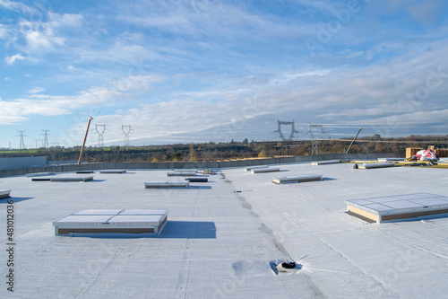 Construction of a flat roof with EPDM (ethylene propylene diene monomer) membrane on a large warehouse
