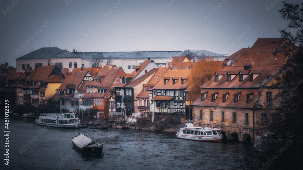 Obraz premium Historische mittelalterliche Altstadt von Bamberg in Oberfranken in Bayern in Deutschland im Winter