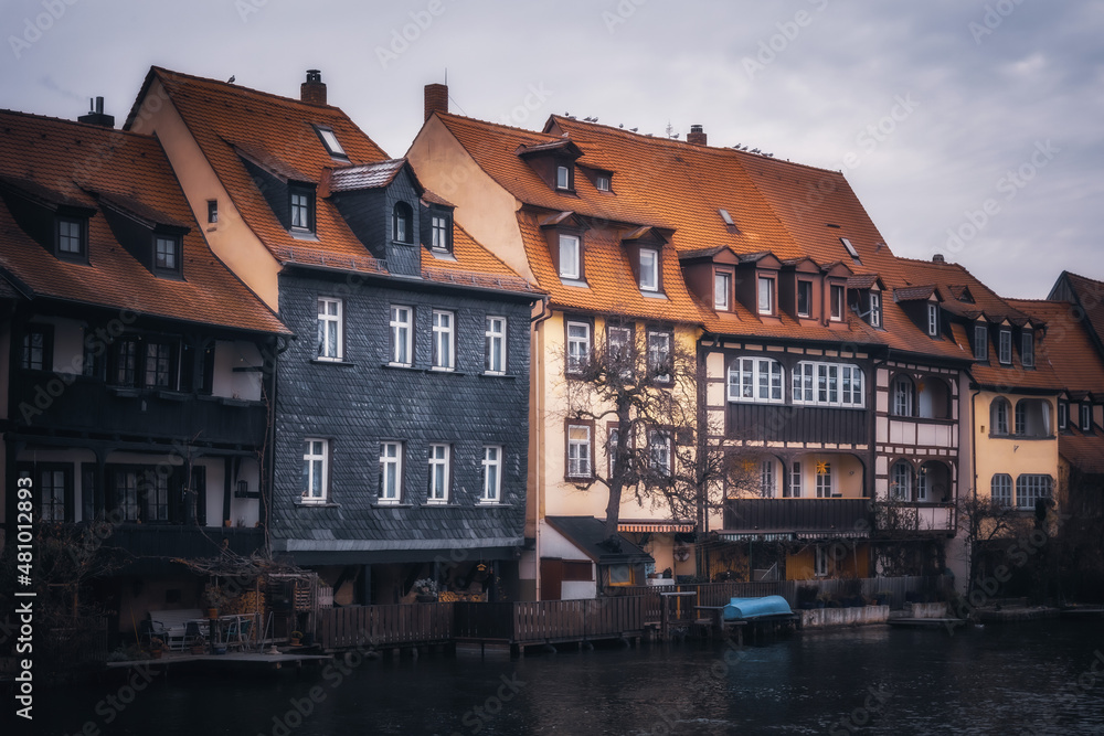 Naklejka premium Historische mittelalterliche Altstadt von Bamberg in Oberfranken in Bayern in Deutschland im Winter