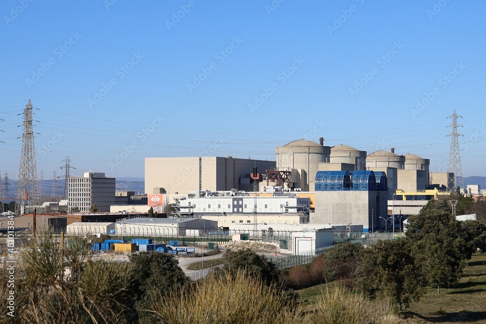 La centrale nucléaire du Tricastin, vue de l'extérieur, ville de Saint Paul Trois Chateaux, département de la Drome, France La centrale nucléaire du Tricastin, vue de l'extérieur, ville de Saint Paul Trois Chateaux, département de la Drome, France