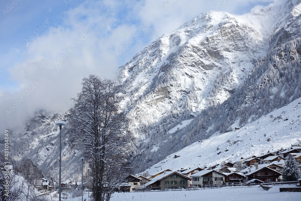 Chalets de montagne dans une vallée et sous la neige