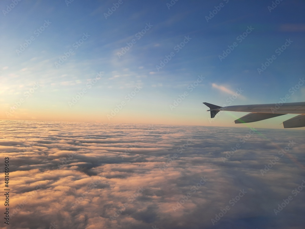 Blick aus dem Flugzeugfenster über den Wolken Blick aus dem Flugzeugfenster über den Wolken