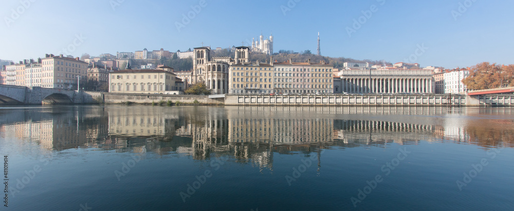 Naklejka premium le bord de Saône et le quartier du vieux Lyon sous le soleil