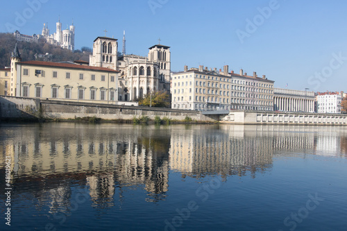 le bord de Saône et le quartier du vieux Lyon sous le soleil