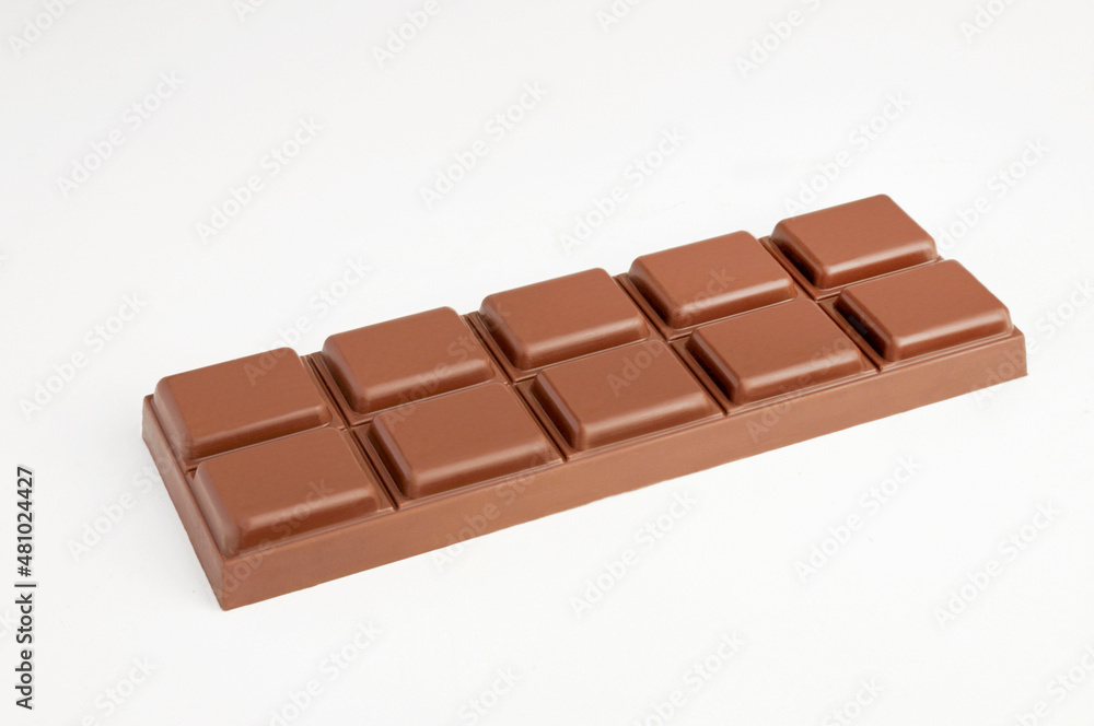 Barra de chocolate ao leite em fundo branco Barra de chocolate ao leite em fundo branco
