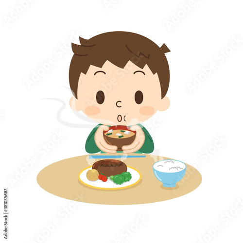 味噌汁を冷ます男の子