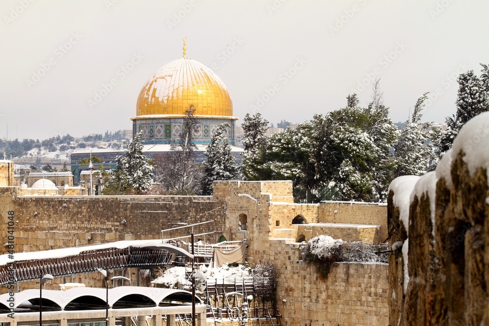 Fototapeta premium golden dome of the rock jerusalem in snow