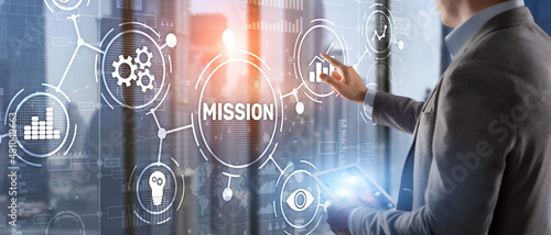 Foto Businessman clicks on virtual screen Mission