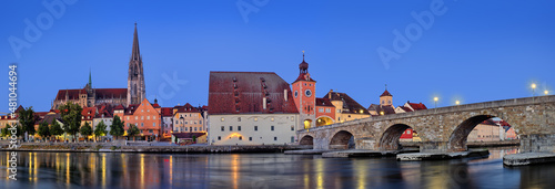 Fototapeta Naklejka Na Ścianę i Meble -  Regensburg, Bawaria, Niemcy rzeka Don panorama, zabytki lista UNESCO, miasto, katedra most brama miejska