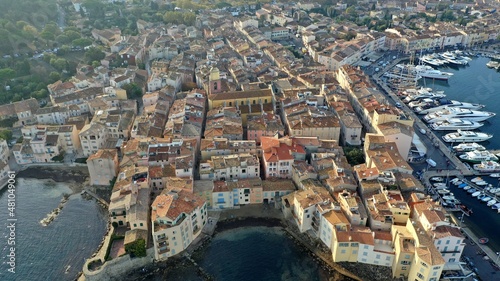survol du village de Saint-Tropez, de son église et de son port