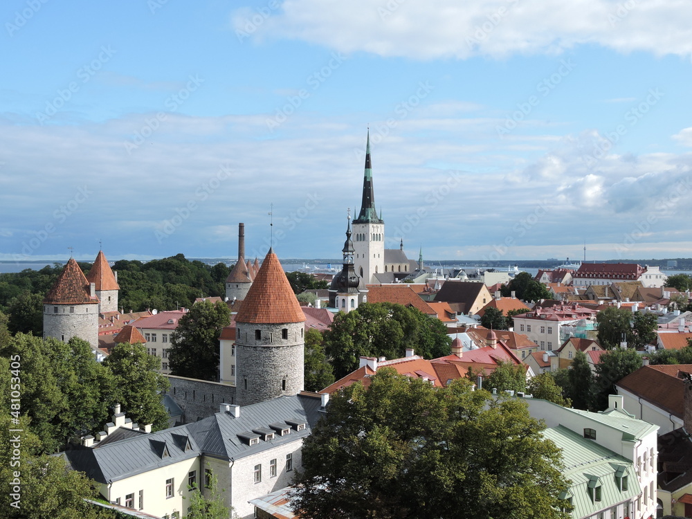 Vue de la vieille ville de Tallinn avec ses tours, remparts et églises, baignant dans une douce lumière