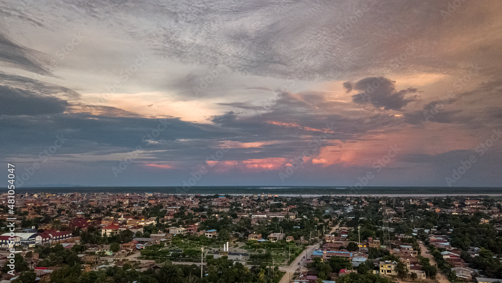 Ciudad amazónica con el cielo de la hora dorada