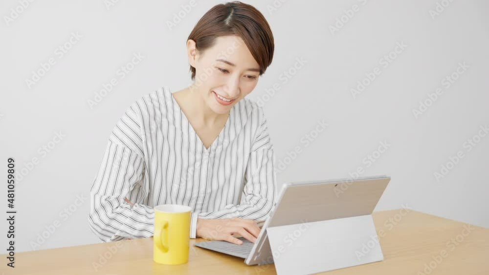 ノートパソコンを使う若い女性