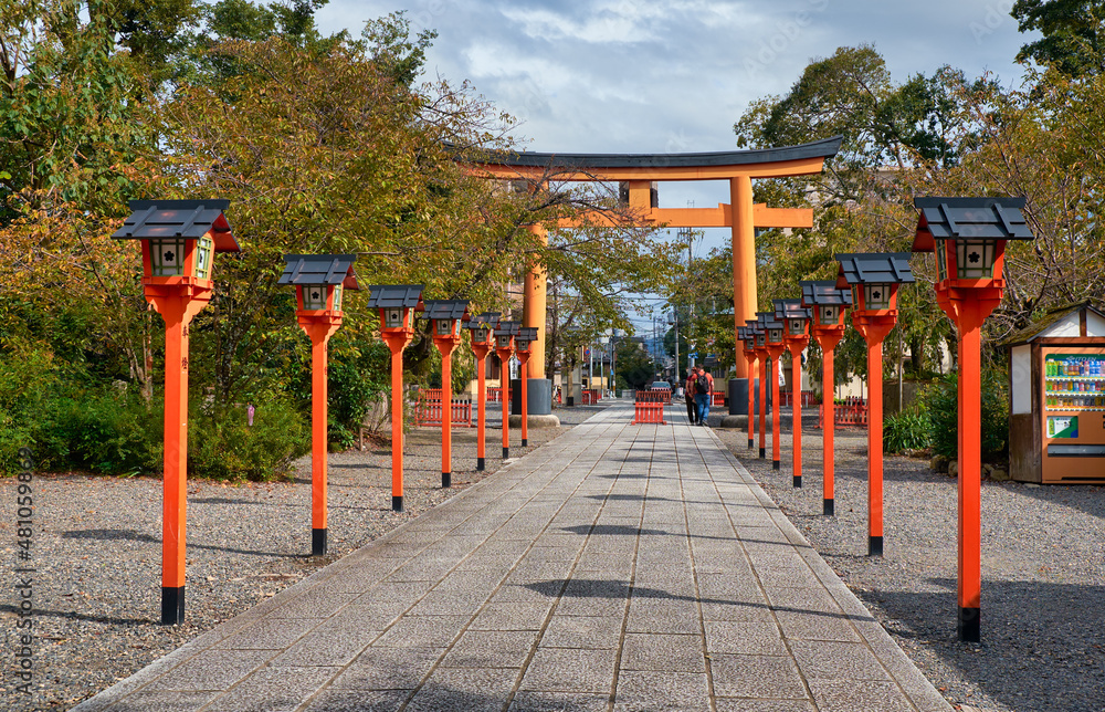 The front approach (sando) to the Hirano Shrine. Kyoto. Japan The front approach (sando) to the Hirano Shrine. Kyoto. Japan