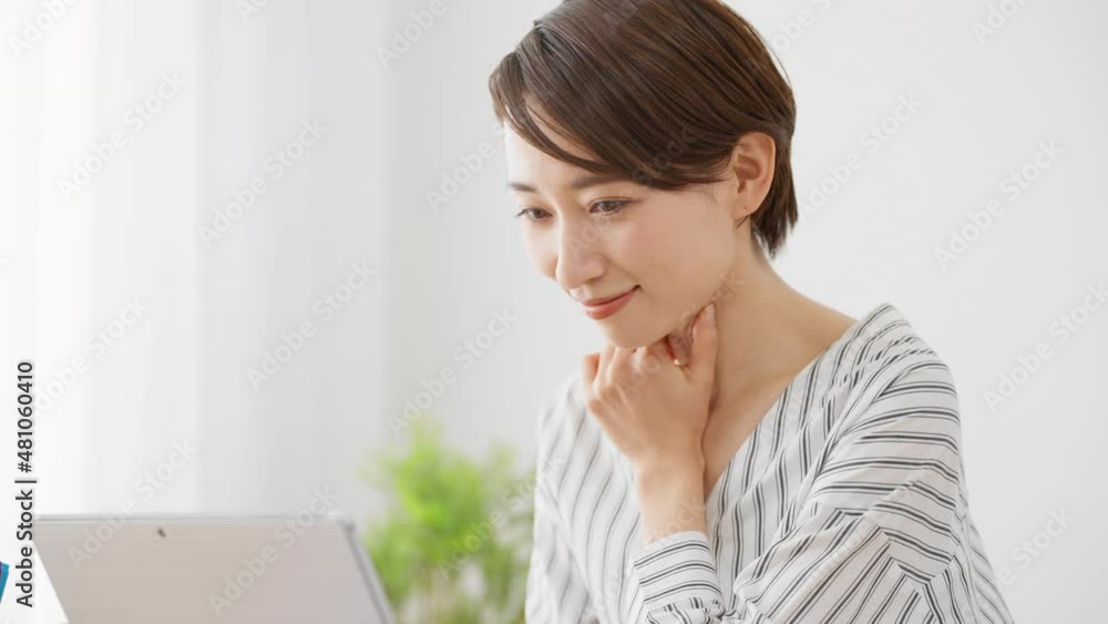 ストレッチをする若い女性 ストレッチをする若い女性