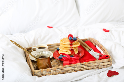 Romantic breakfast in bed w...