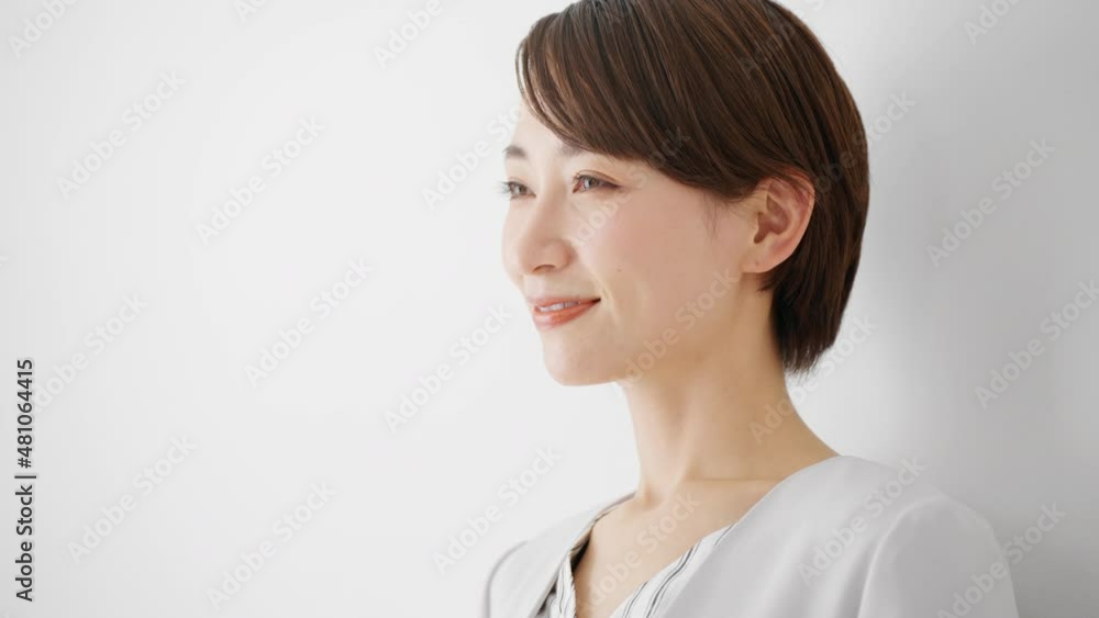考える若いビジネスウーマン