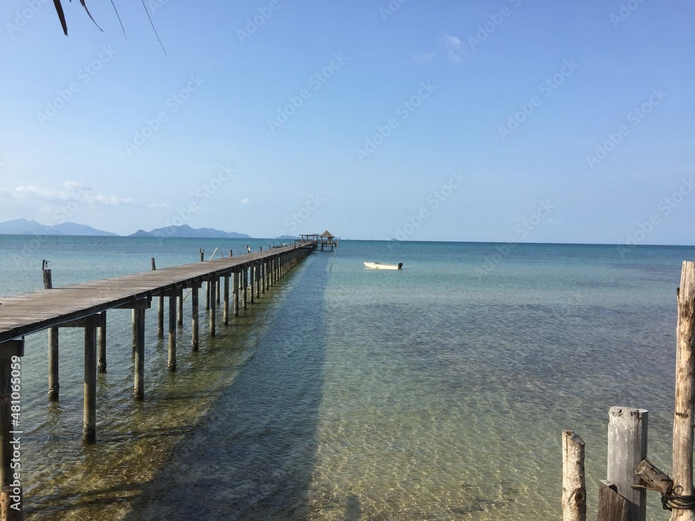 Fototapeta premium pier on the beach