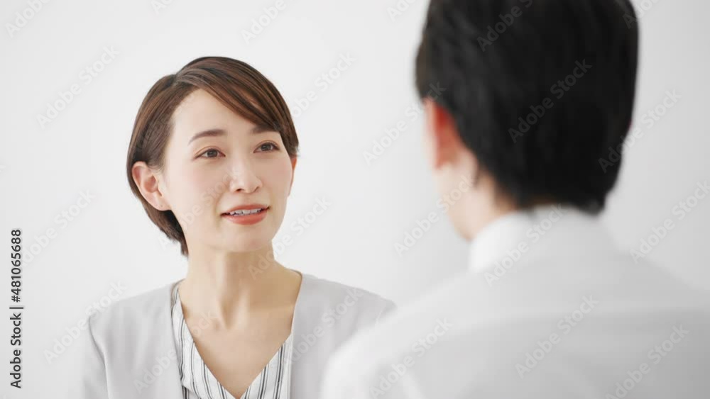 ミーティングをするビジネスマンとビジネスウーマン