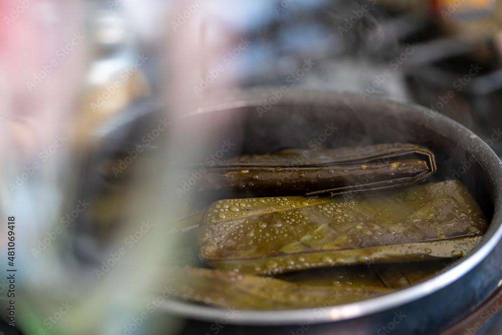 olla con tamales de masa hechos con hojas de plátano en la época de Día de muertos en México al vapor