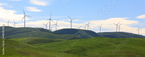 Turbines in Altamont Pass Wind Farm near Livermore, California, USA.