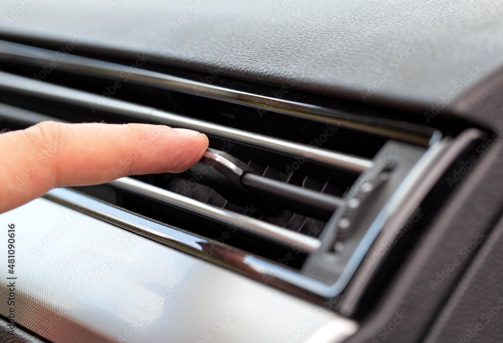 Adjusting the airflow in the passenger compartment, opening and closing the air duct deflector, close-up Adjusting the airflow in the passenger compartment, opening and closing the air duct deflector, close-up