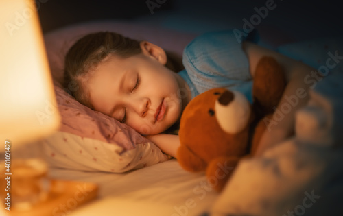 Canvastavla child is sleeping in the bed