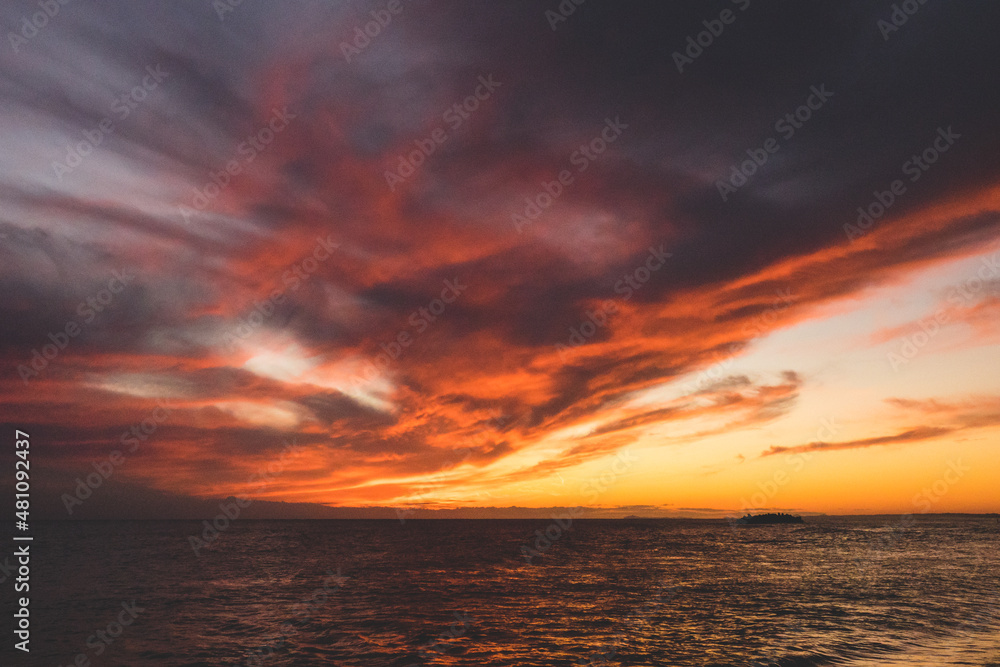 美しい夕日の光に包まれた海の景色