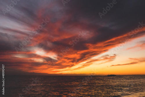 美しい夕日の光に包まれた海の景色 © Kengo/ けんご