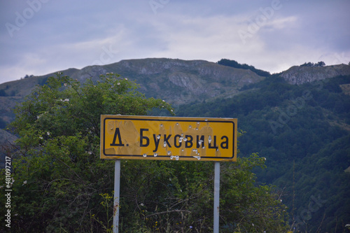 Ortsschild in Kyrillischer Schrift im Durmitor Nationalpark in Montenegro