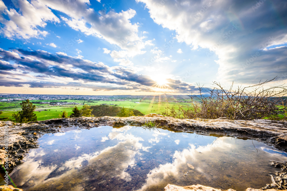 Obraz premium Beautiful sunset reflection in small lake 