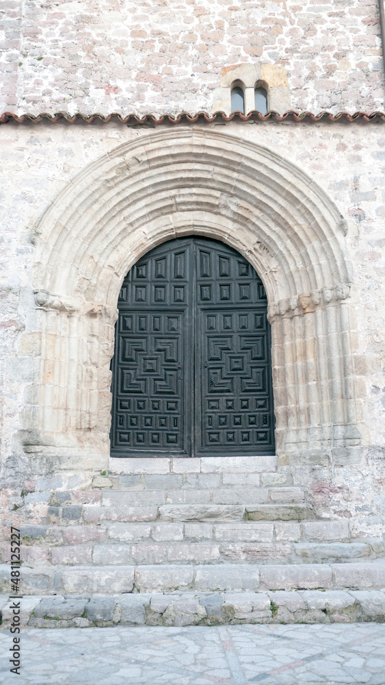 Puerta con arco decorado de iglesia antigua europea