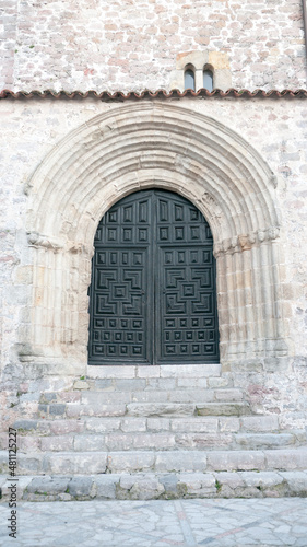 Puerta con arco decorado de iglesia antigua europea © Darío Peña